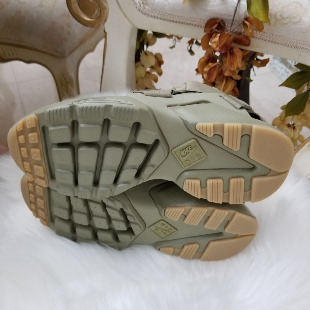 Nike Women' Air Huarache City Neutral Olive - Picture 8 of 8